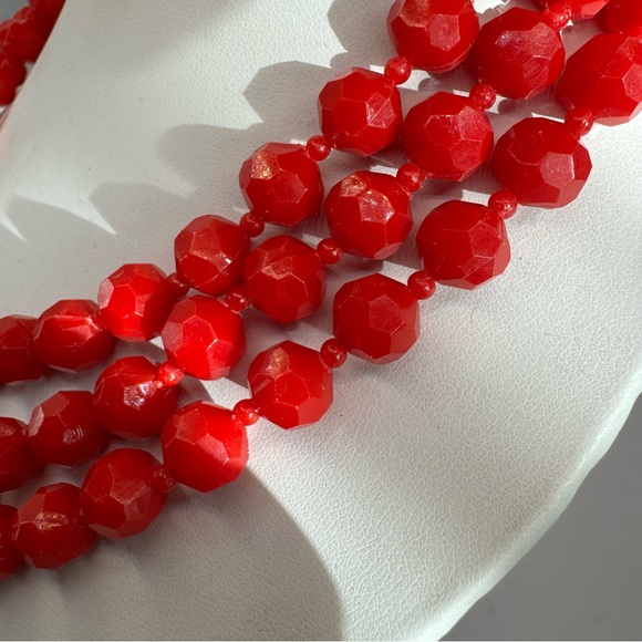 Vintage faceted red acrylic bead triple strand necklace lightweight Hong Kong - Picture 5 of 8